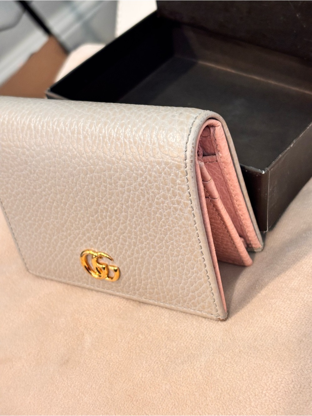 GUCCI GG Marmont Light Gray Pebbled Leather Compact Wallet W/ Box - Picture 4 of 16